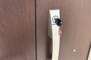 修理後の玄関ドアの鍵