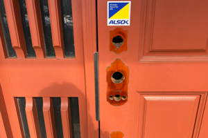 サムラッチ錠の交換作業中