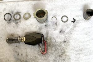 シリンダーを分解しての修理作業中