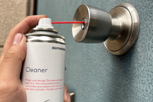 ドアノブの修理作業