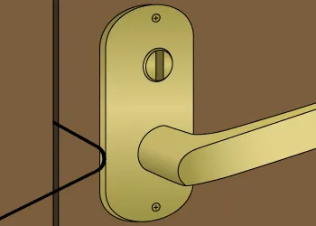 トイレの錠前付近のドアの隙間にヘアピンを差し込んでラッチボルトを引っ込めます。