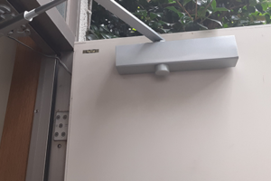 玄関扉のドアクローザーを交換