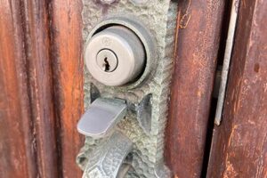 サムラッチ錠のシリンダー交換前