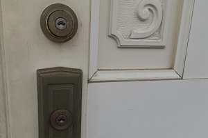 取り替える前のシリンダーが付いた玄関ドア