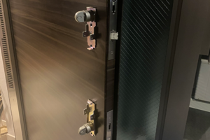 鍵の交換作業中