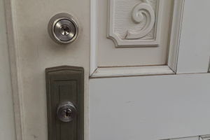 シリンダーを取り替えた後の玄関ドア