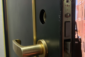 玄関ドアの鍵の交換作業中