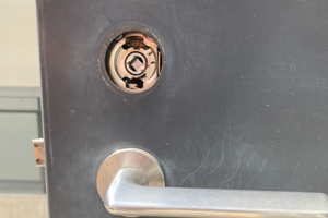 鍵の交換作業中