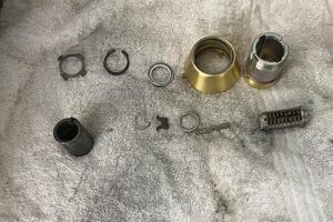 鍵の修理作業中