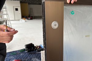 自動ドアの鍵の交換作業