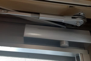 RYOBIのドアクローザーに交換した勝手口扉