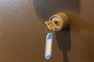 分解洗浄で不具合を改善した玄関の鍵