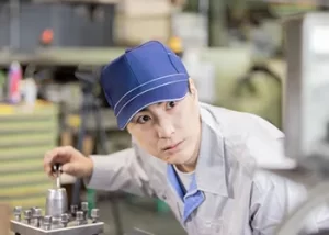 工場で働く男性