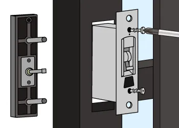 室外側の上下のネジを外して、外部化粧座と外部錠ケースを取り外す
