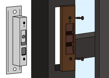 交換用の内部化粧座と内部錠ケースを取り付け、ネジで仮止めする