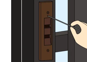 扉を閉めて、室内側と室外側の錠前が重なるように位置を調整する