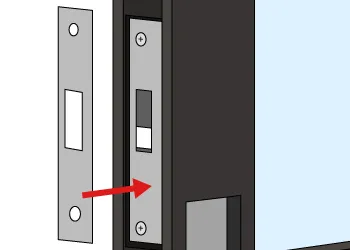 フロントプレートを錠ケースに取り付ける