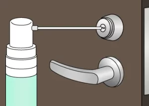 鍵穴専用の潤滑剤を吹き付ける