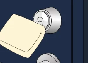 鍵穴から漏れてくる潤滑剤を拭き取る