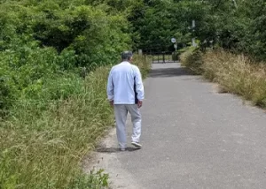 徘徊するご老人