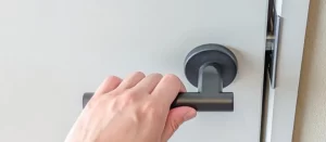 ドアノブを下に下げても開かない原因は？自力で開ける方法とドアノブ交換の手順を解説！