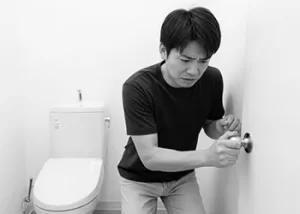 トイレに閉じ込められた男性