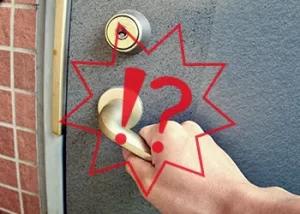 ドアノブをガチャガチャする人の目的