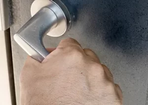 玄関のドアノブをガチャガチャされるのは危険なのか