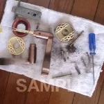 鍵の動きに不具合が出ていたため戸建住宅の玄関ドアのドアノブを調整・修理｜奈良県香芝市